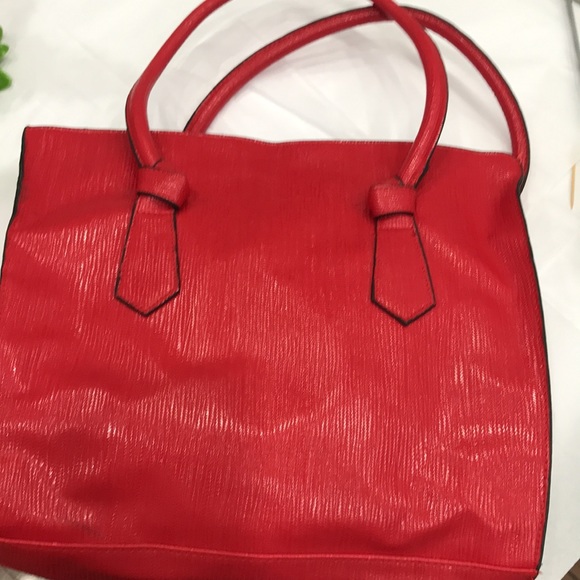 BEAUTIFUL RED SHOULDER BAG/MATCHES RED heels that I offer in my closet. 👠👠👠❤️ - Picture 4 of 8